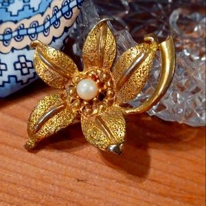 Vintage gold tone brooch
